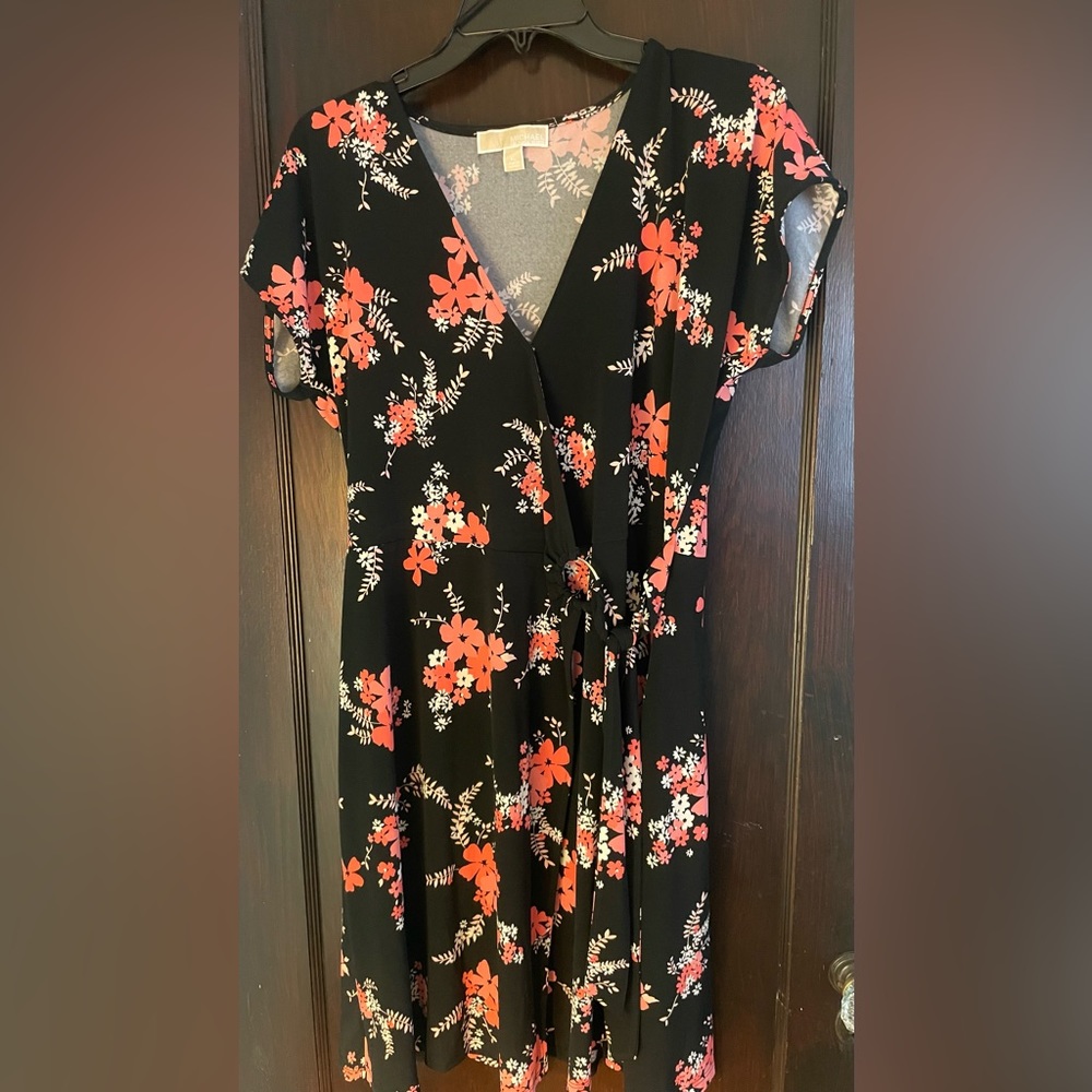 Faux wrap dress. Jersey knit.